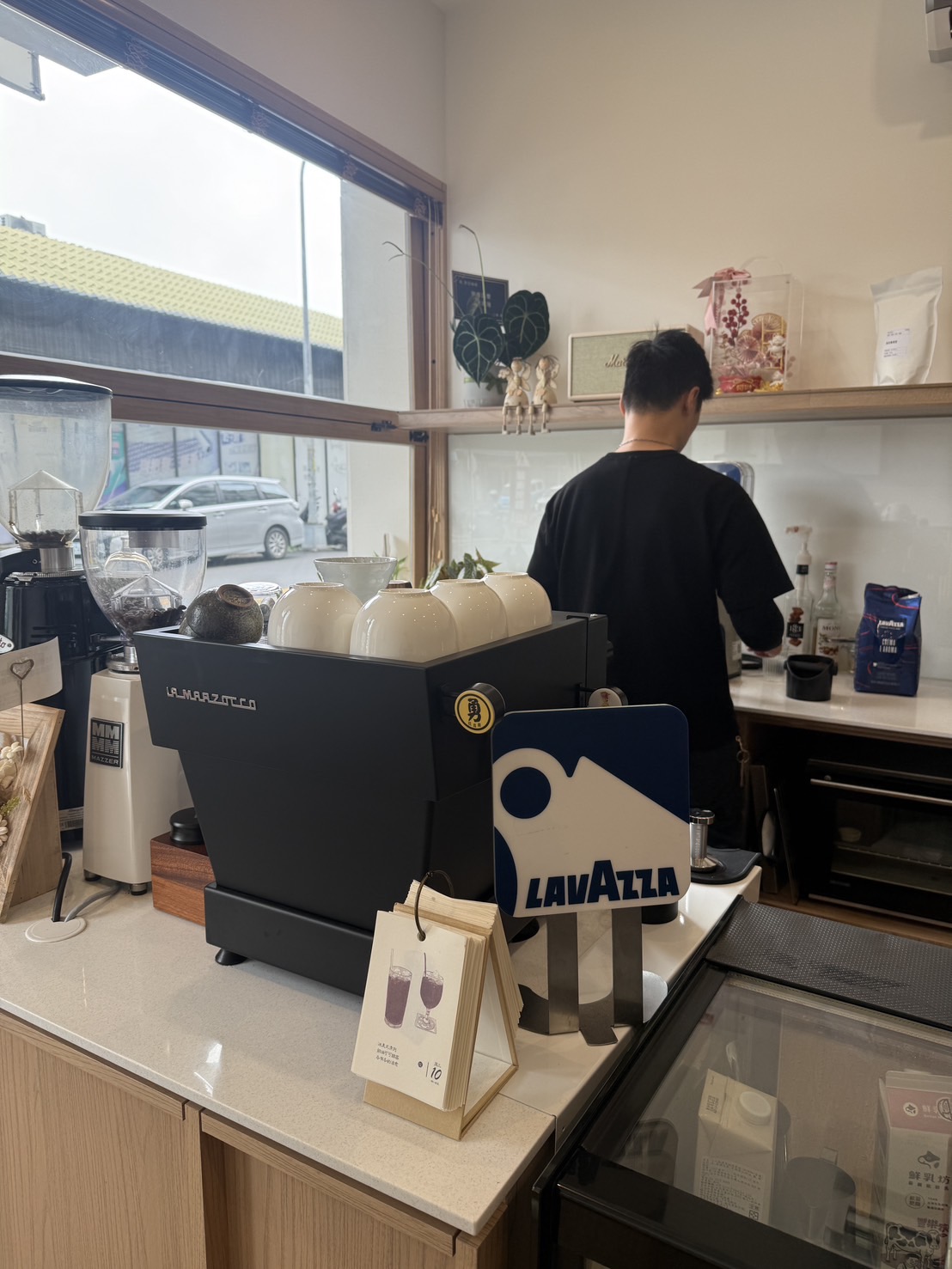 咖啡館吧檯與 Lavazza 品牌展示