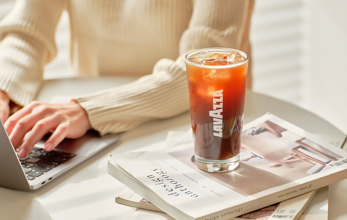 辦公桌上的 Lavazza 冰咖啡